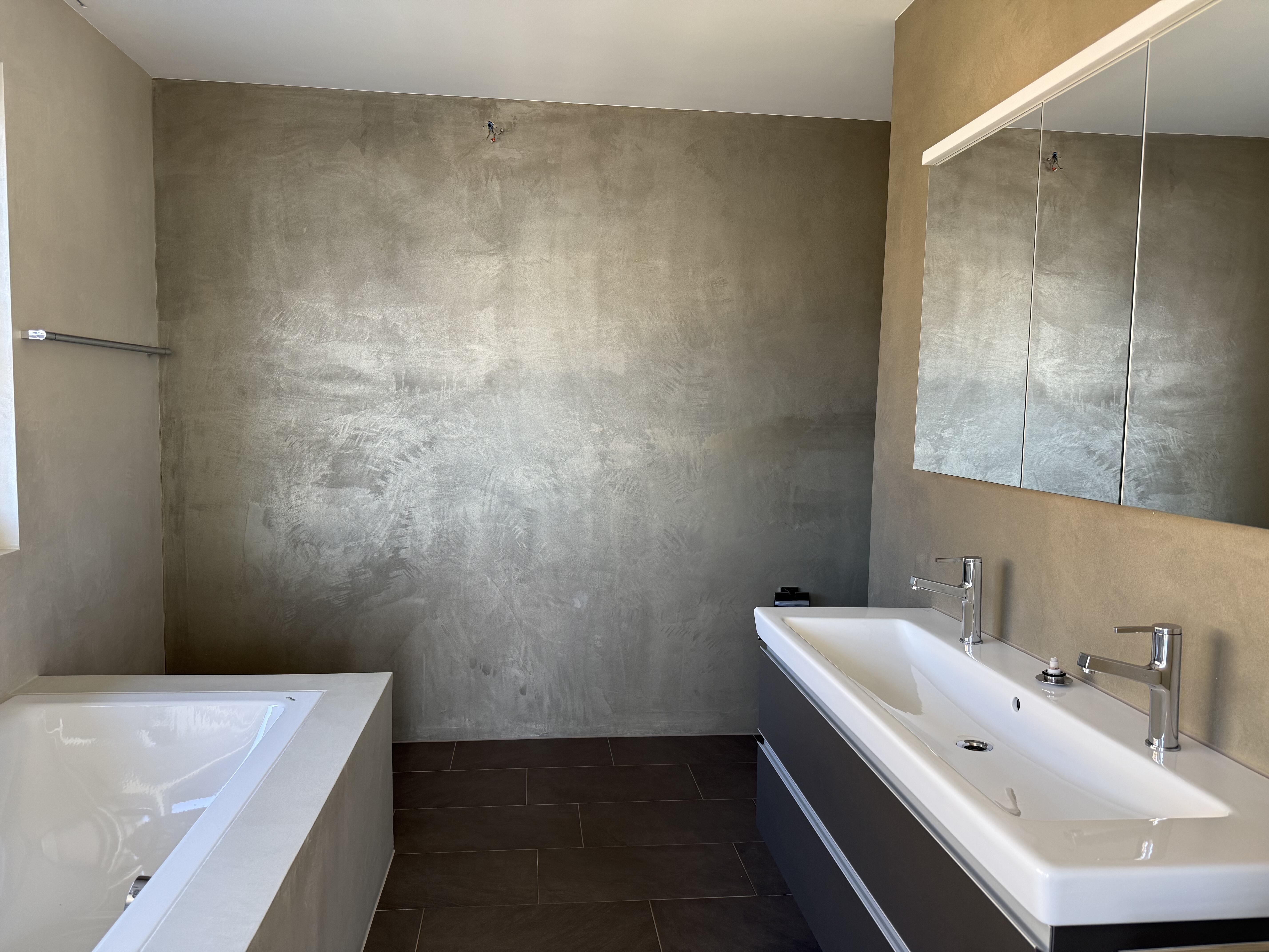 Modernes Badezimmer mit Wanne und Doppelwaschbecken