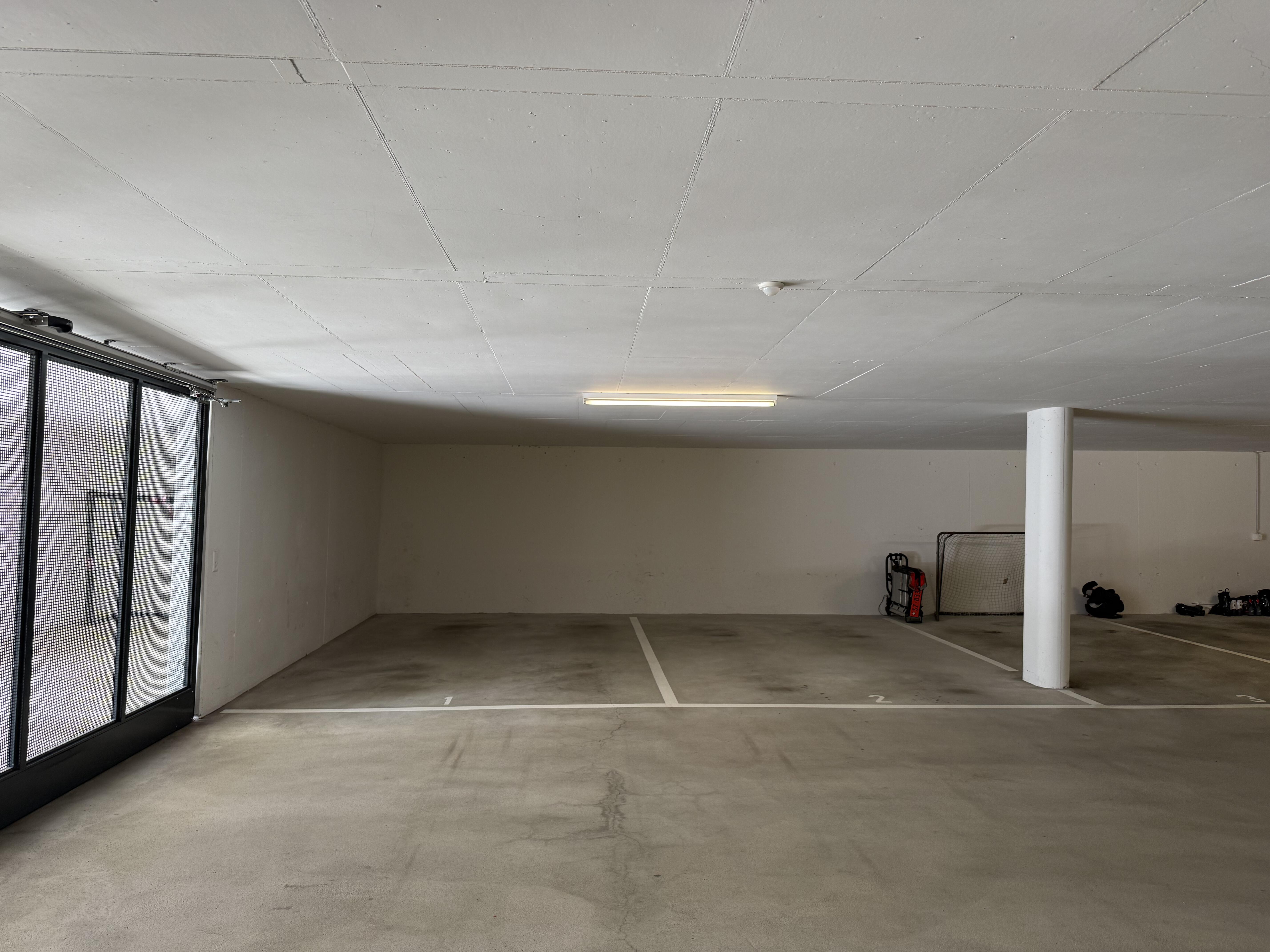 Tiefgarage mit Stellplätzen