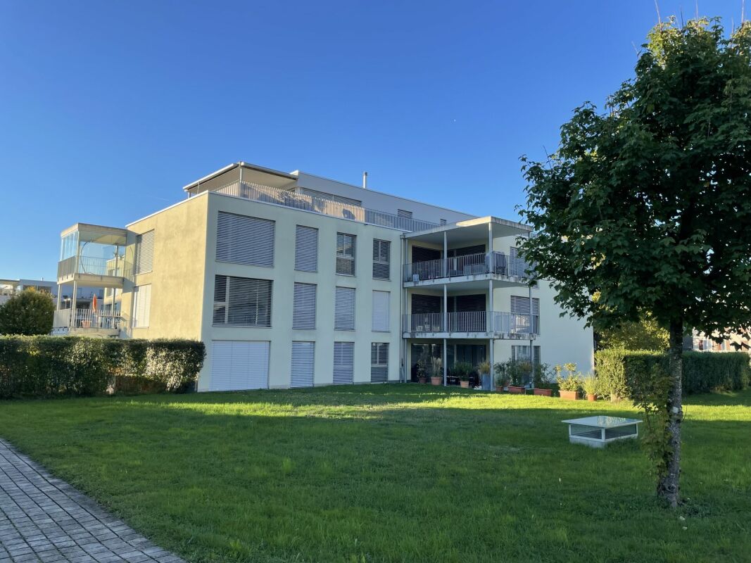 Modernes Wohnhaus mit Balkon und Garten
