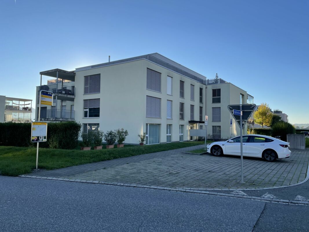 Modernes Mehrfamilienhaus an der Straße
