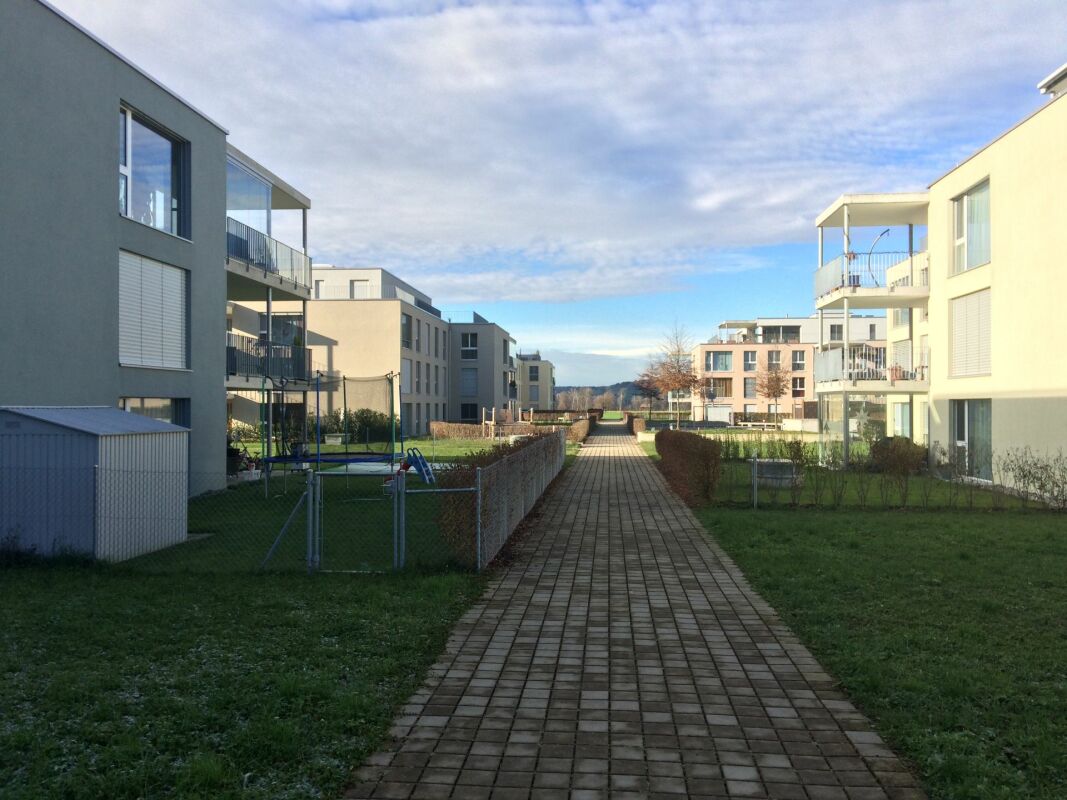 Wohnanlage mit zentralem Weg