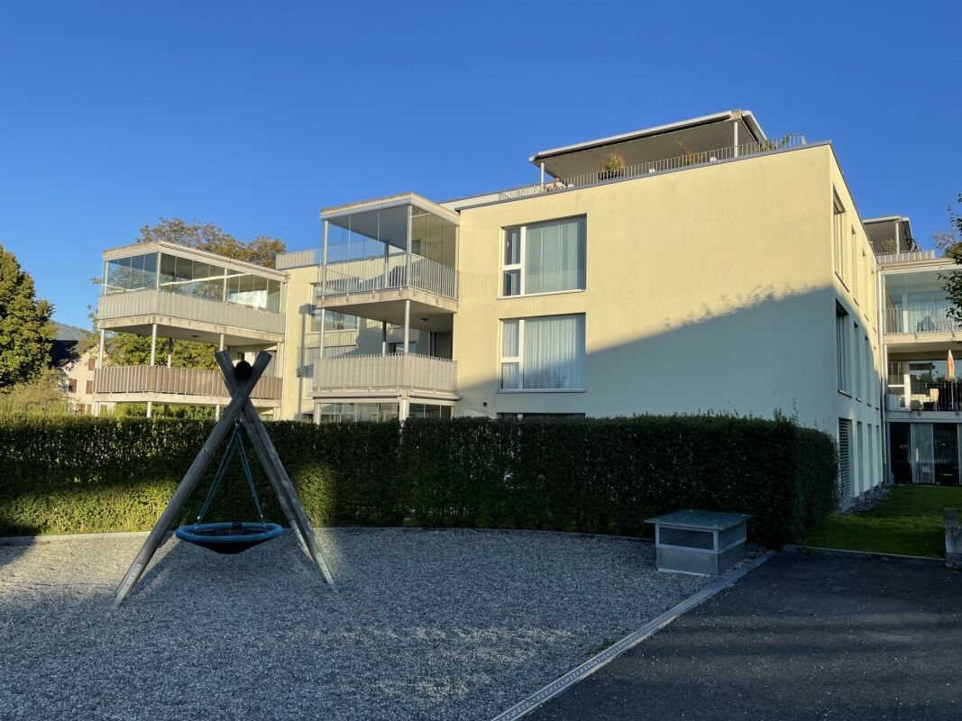 Moderne Wohnanlage mit Spielbereich