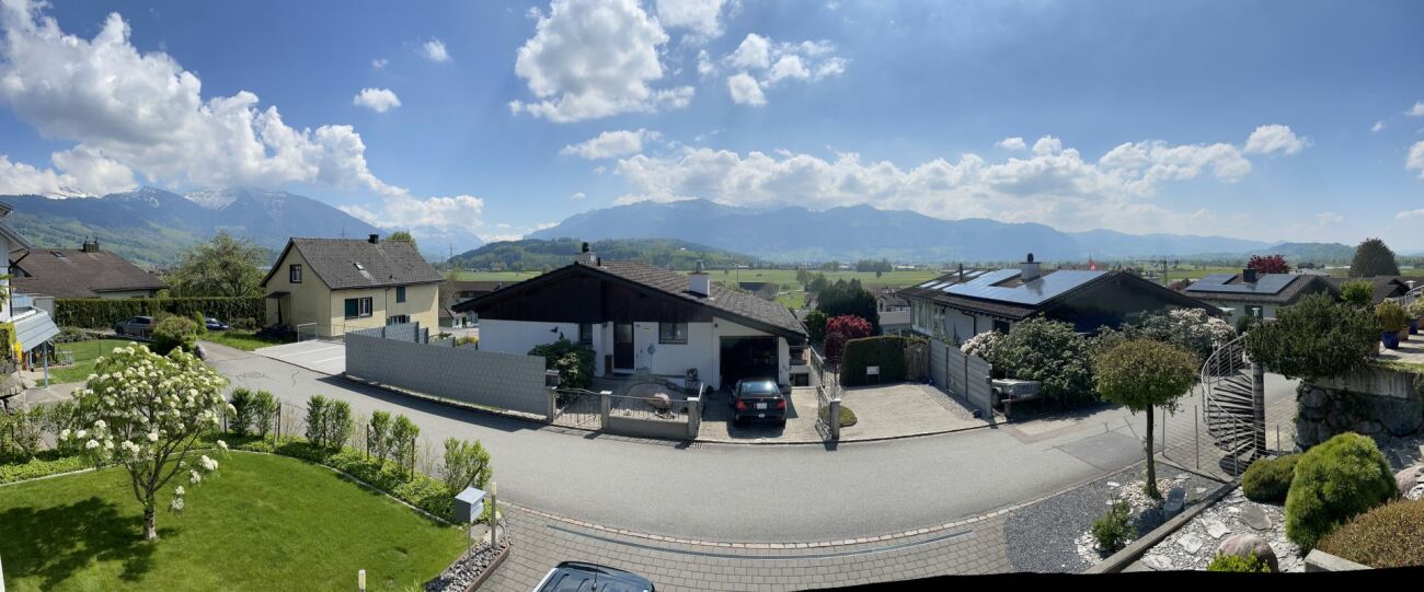 Panoramablick auf Wohnhäuser mit Bergkulisse