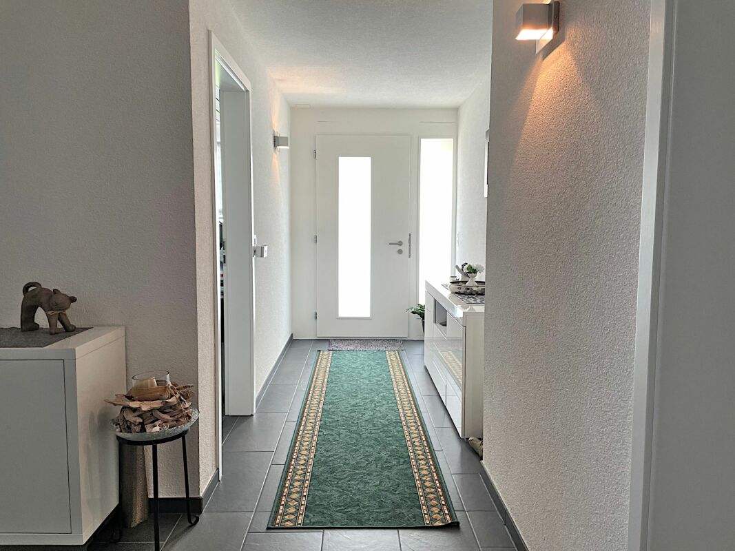 Heller Eingangsbereich mit Flur
