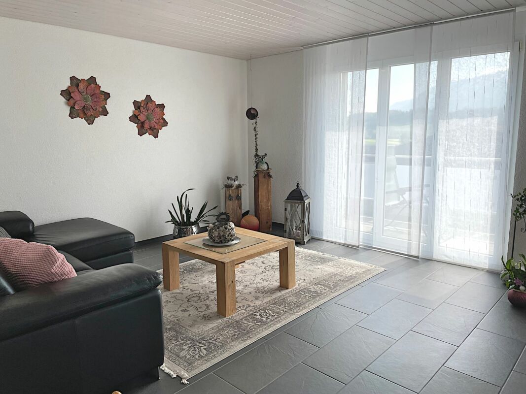 Heller Wohnraum mit Sofa und Terrassenzugang
