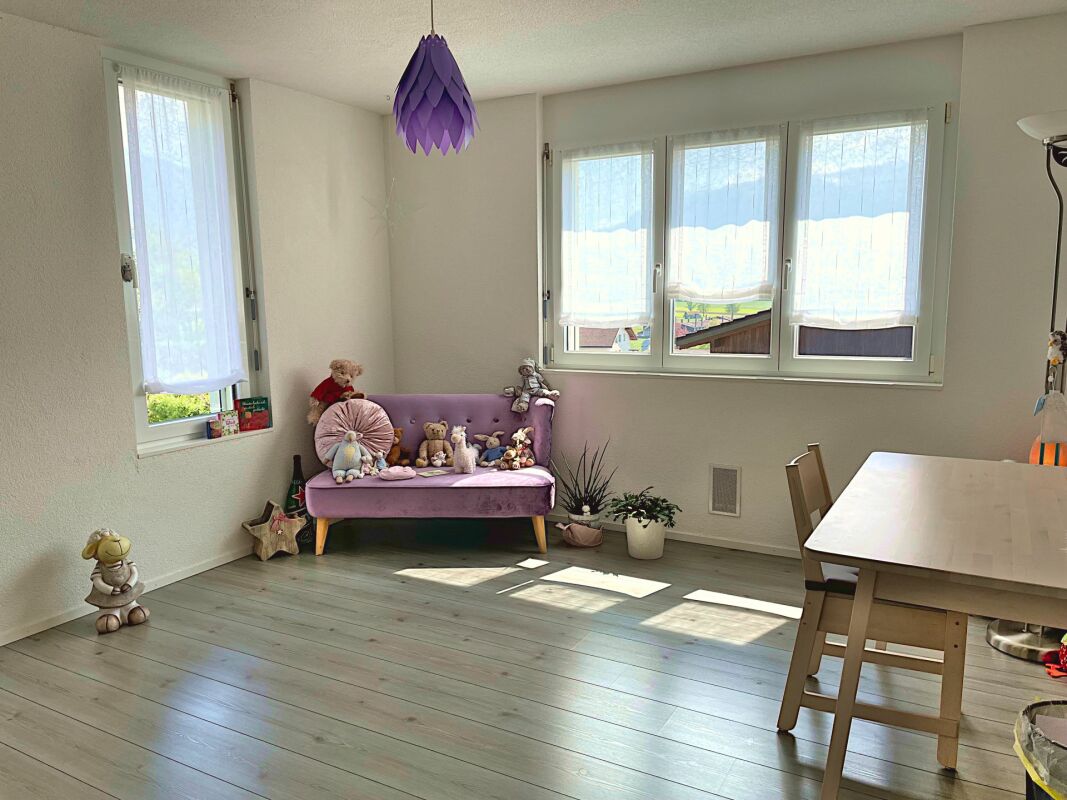 Heller Wohnraum mit Spielbereich und Tisch