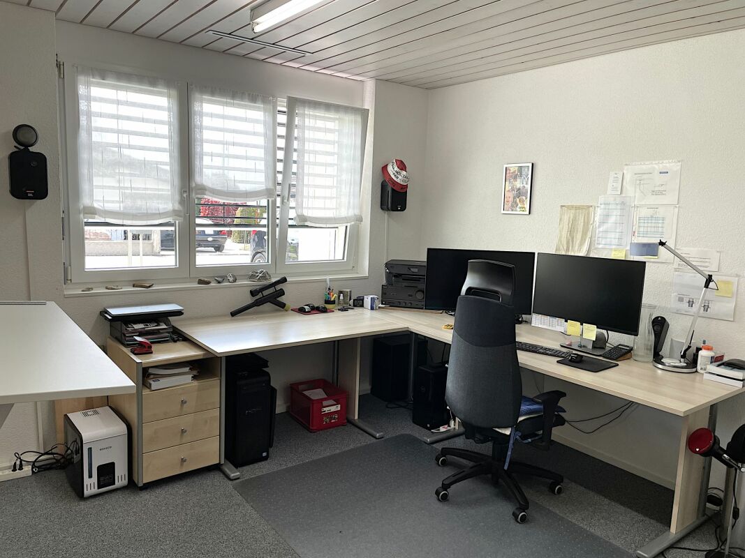 Büro- bzw. Arbeitszimmer mit Schreibtischanlage
