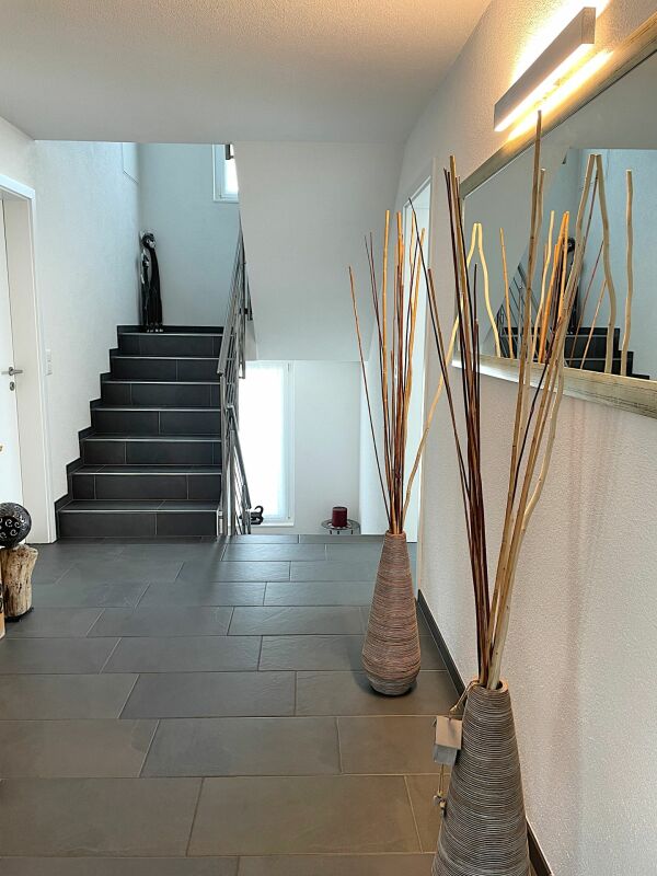 Heller Eingangsbereich mit Treppe