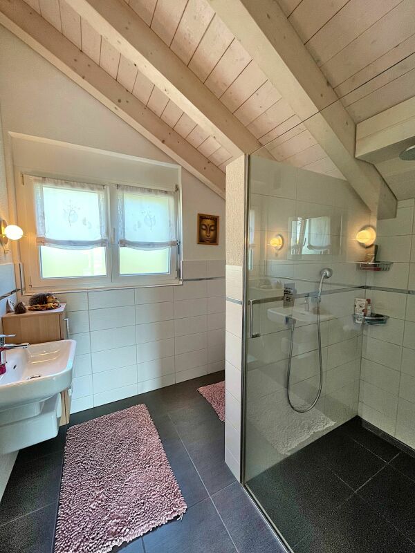 Badezimmer mit Dachschräge und Glasdusche