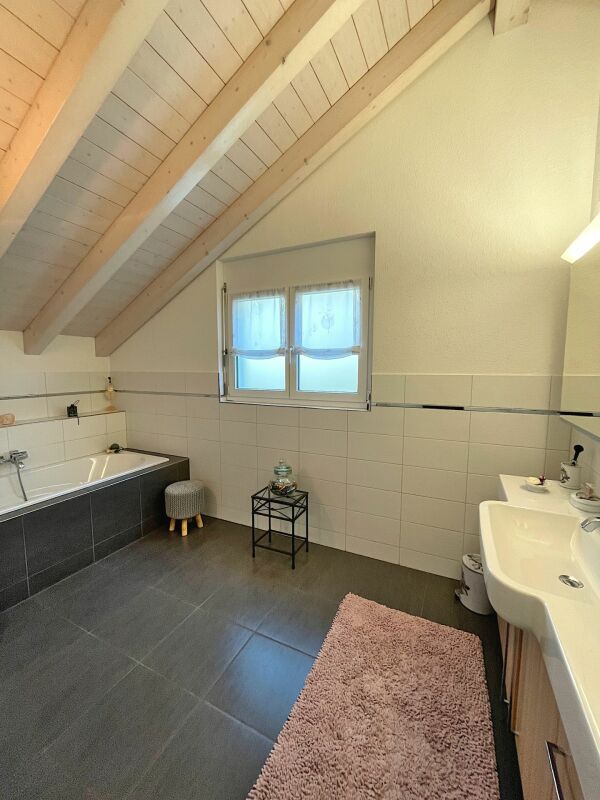 Dachbad mit Wanne und Dachschrägen