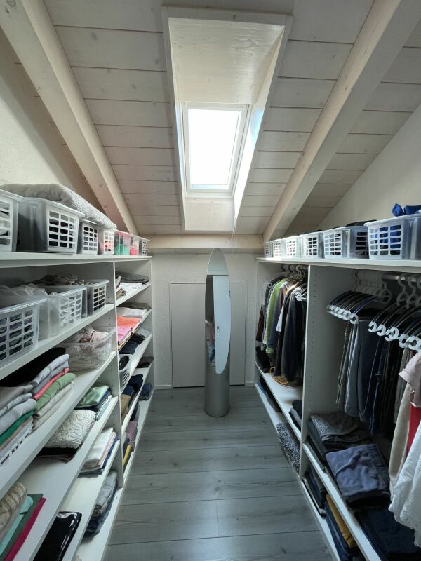 Ankleidezimmer unter dem Dach