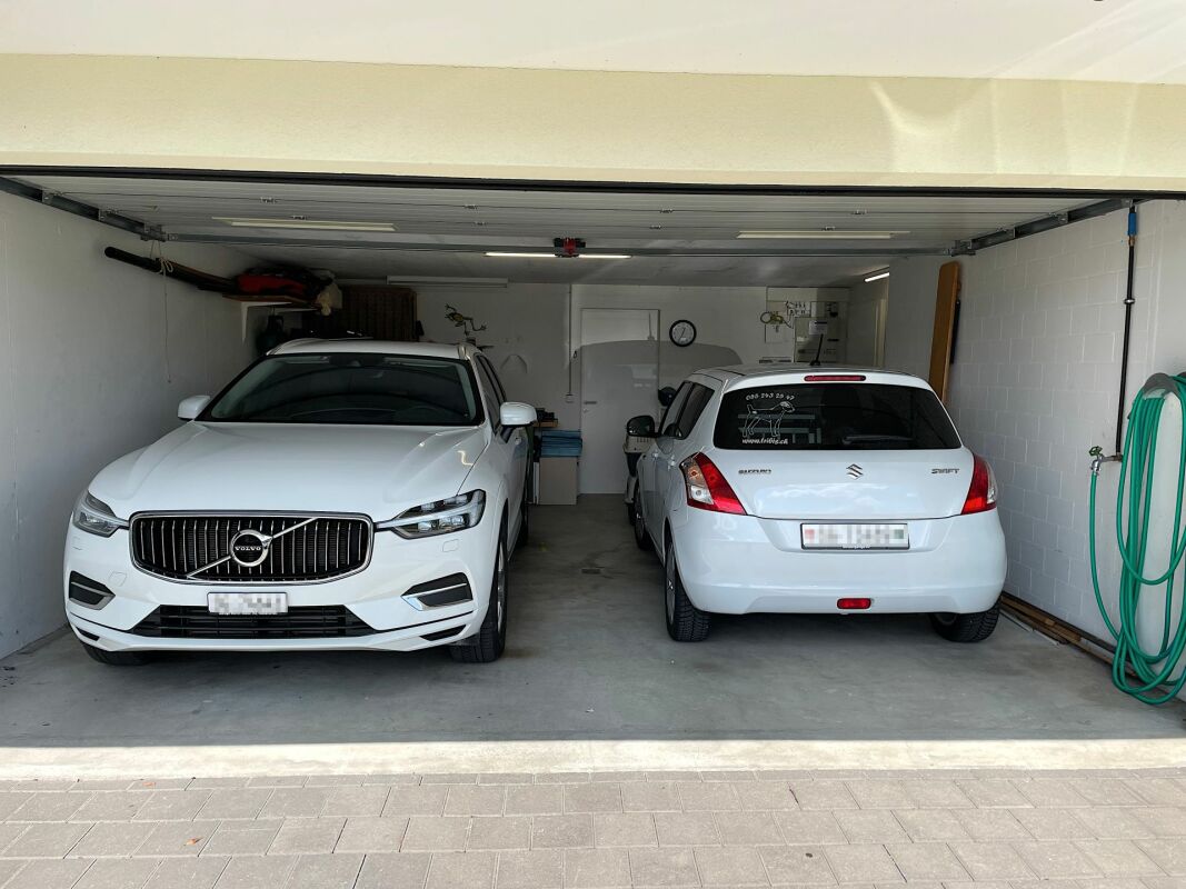 Doppelgarage mit zwei geparkten Autos