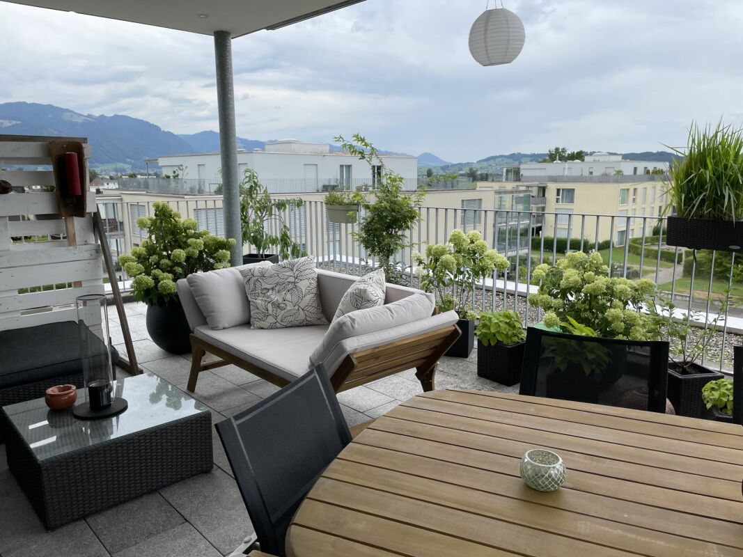 Große Balkonterrasse mit Blick ins Grüne und auf die Berge