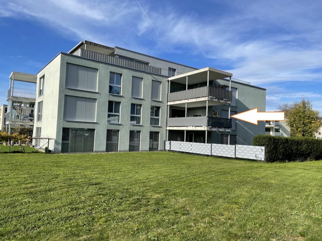 Mehrfamilienhaus mit Balkonen und Grünfläche