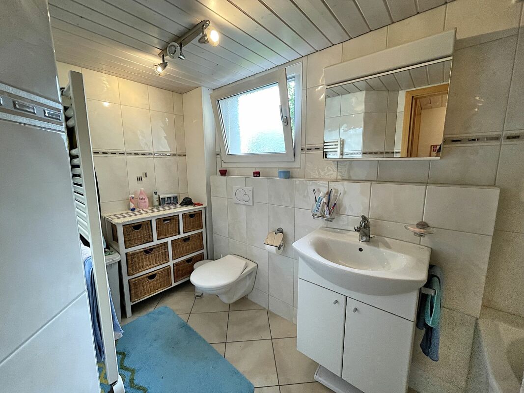 Modernes Badezimmer mit Tageslicht