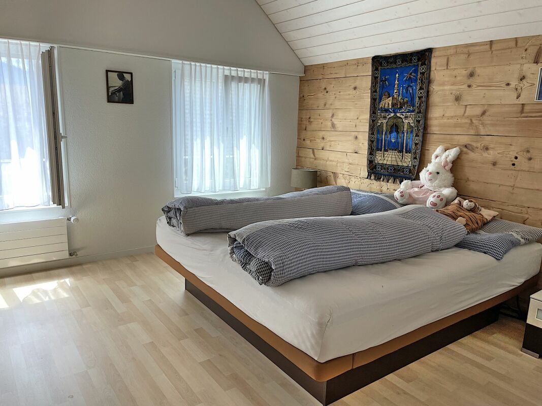 Helles Schlafzimmer mit Holzakzentwand