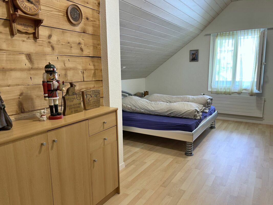Dachgeschoss-Schlafzimmer mit Holzvertäfelung