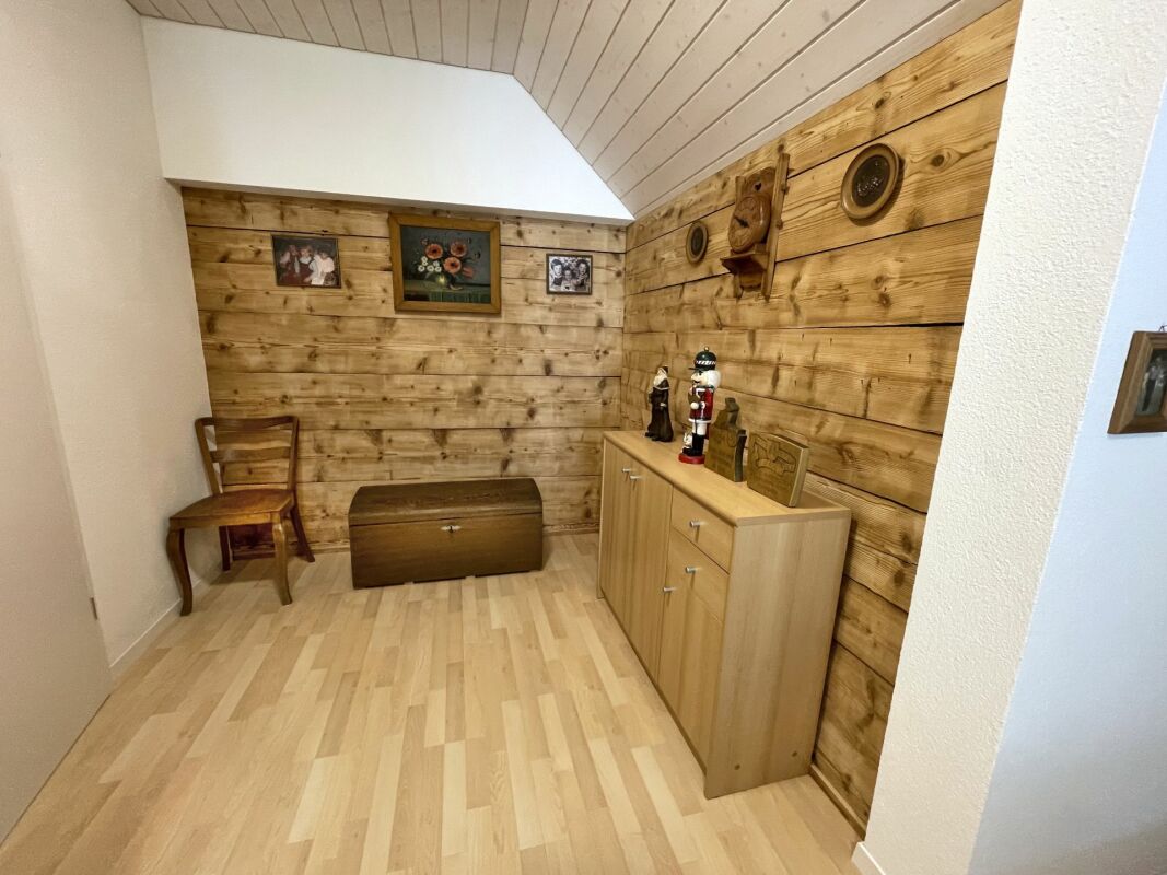 Heller Flur mit Holzverkleidung