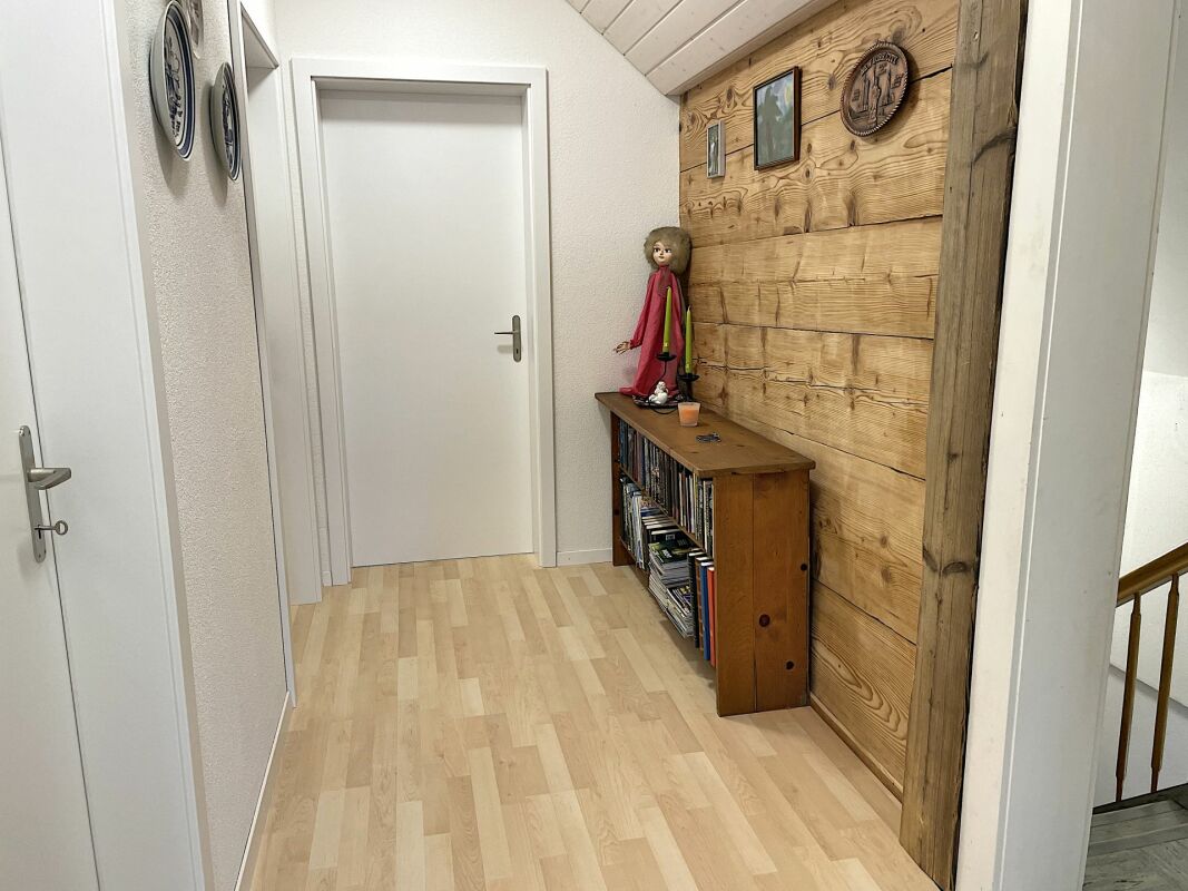 Flur mit Holzverkleidung