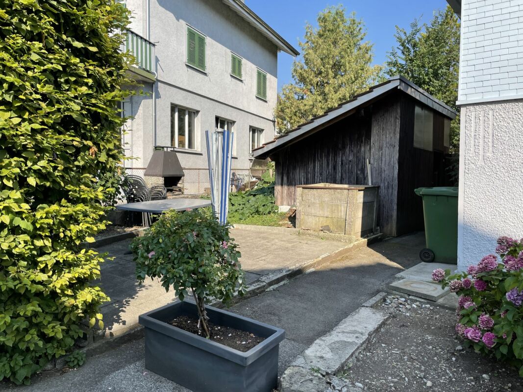 Garten- und Hofbereich mit Nebengebäude