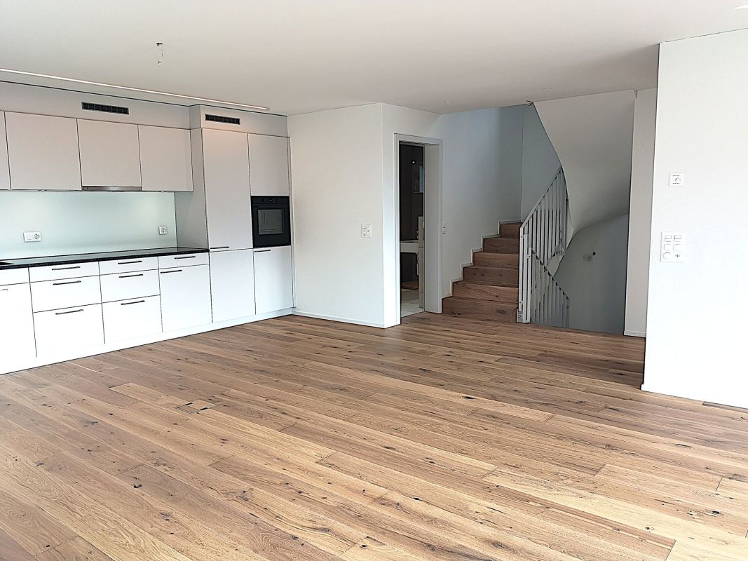 Offener Wohnbereich mit Küche und Treppe