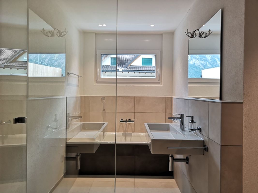 Modernes Badezimmer mit Doppelwaschtisch