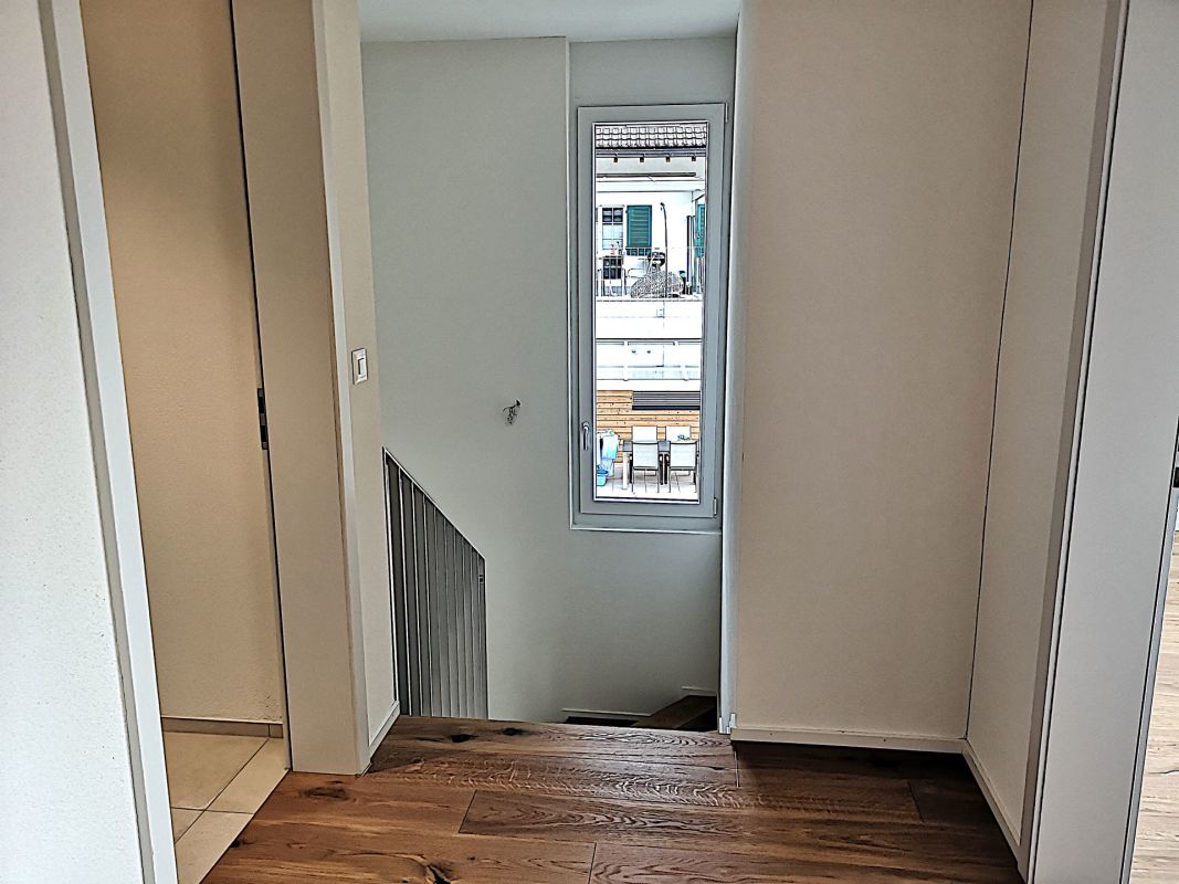 Treppenhaus-Flur mit Fenster