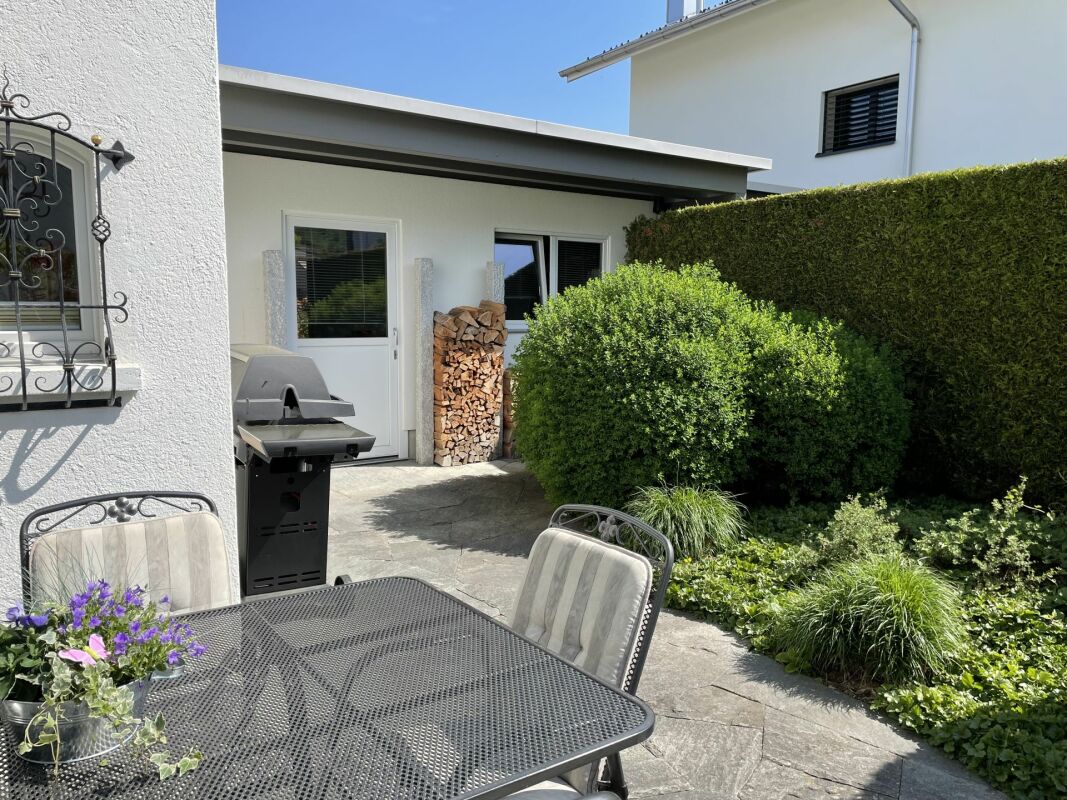 Heller Außenbereich mit Terrasse und Garten