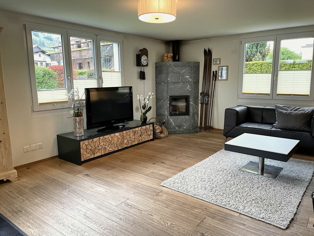 Helles Wohnzimmer mit Kamin und Fernsehecke