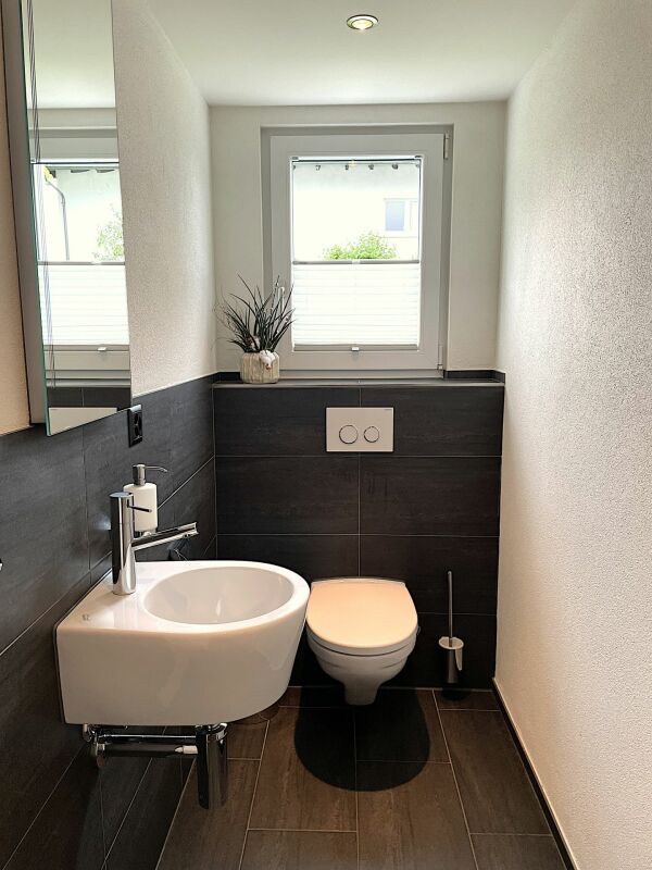 Modernes Gäste-WC mit Fenster