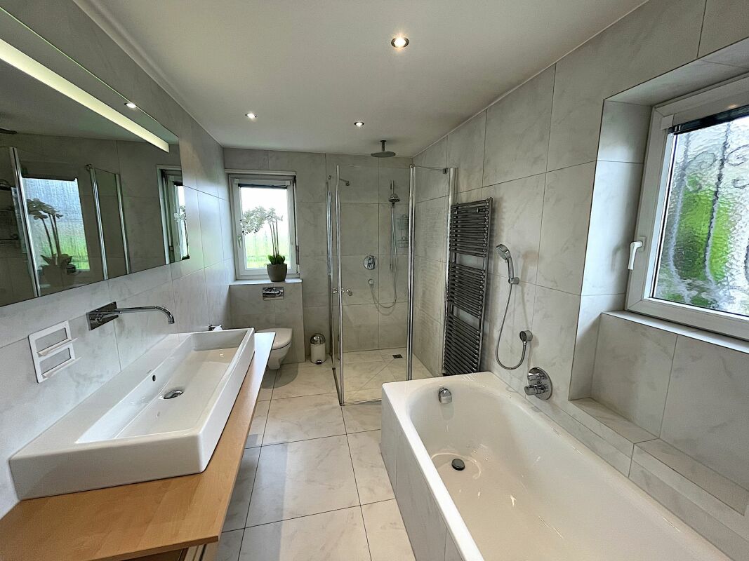 Modernes Badezimmer mit Badewanne und Walk-in-Dusche