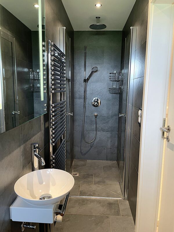 Modernes Duschbad mit Waschtisch