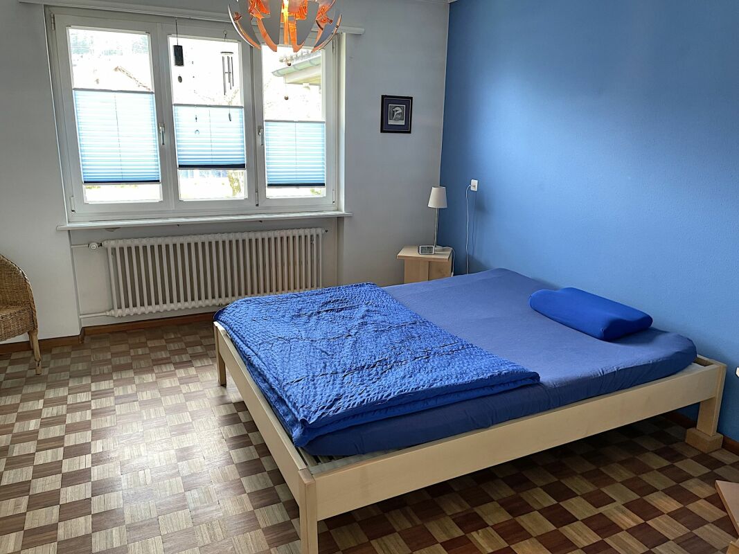 Schlafzimmer mit blauem Akzent