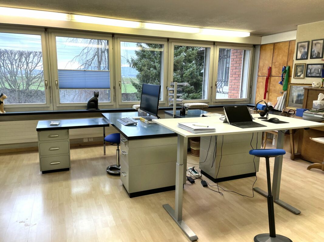 Büro- bzw. Arbeitsraum mit großen Fenstern
