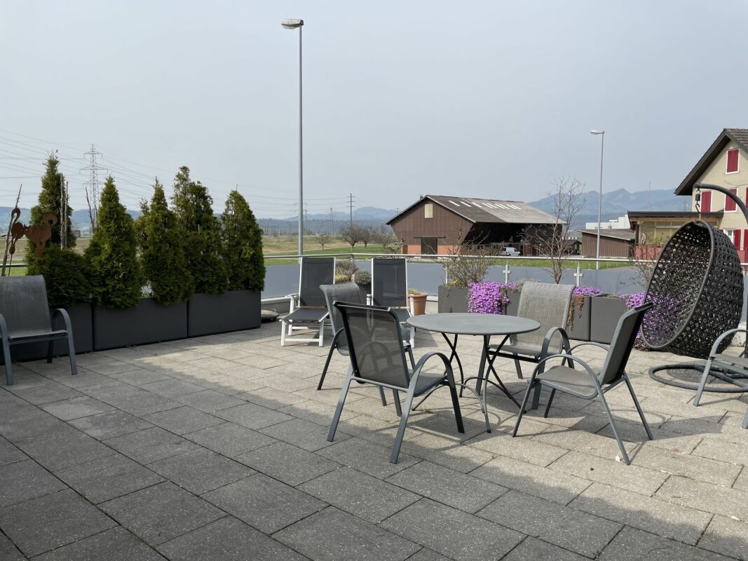 Terrasse mit Gartenmöbeln und Bergblick