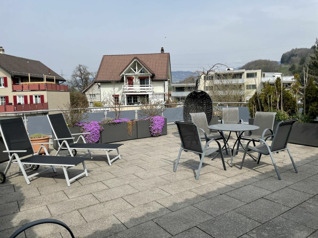 Dachterrasse mit Sitzgruppe und Sonnenliegen