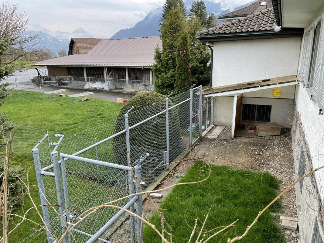 Garten- und Gebäudeaußenansicht mit Hanglage