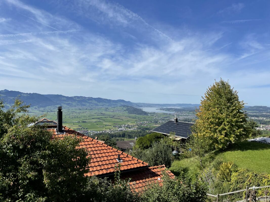 Landschafts- und Dachansicht mit Seeblick