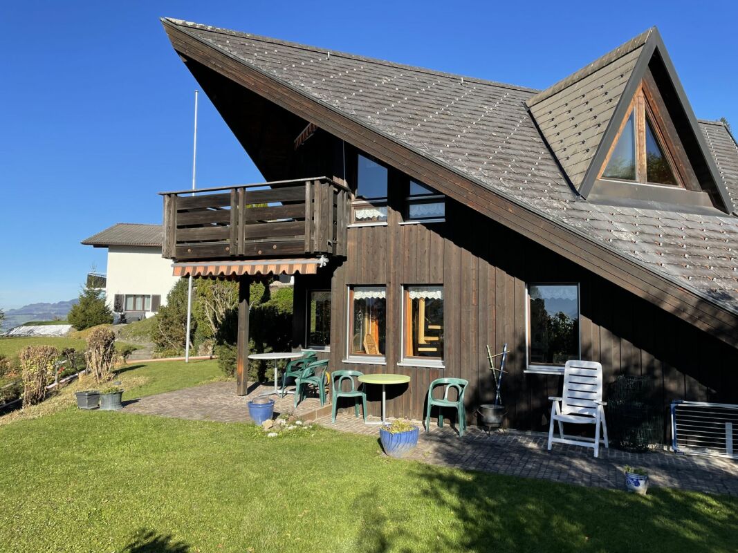 Holzhaus mit schieferartigem Satteldach und Terrasse