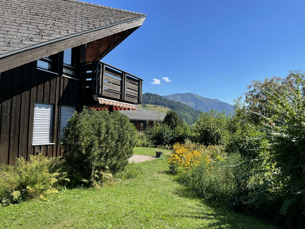Alpines Haus mit Garten und Bergblick