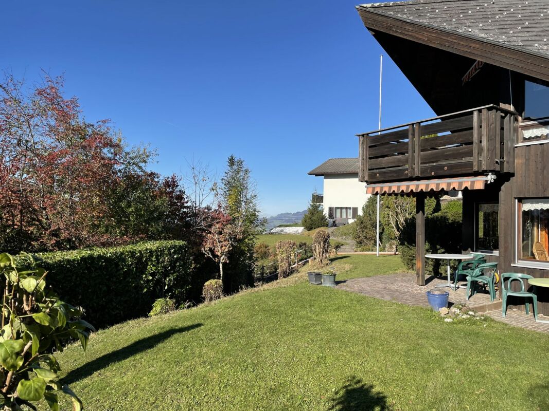 Garten mit Terrasse und Balkon