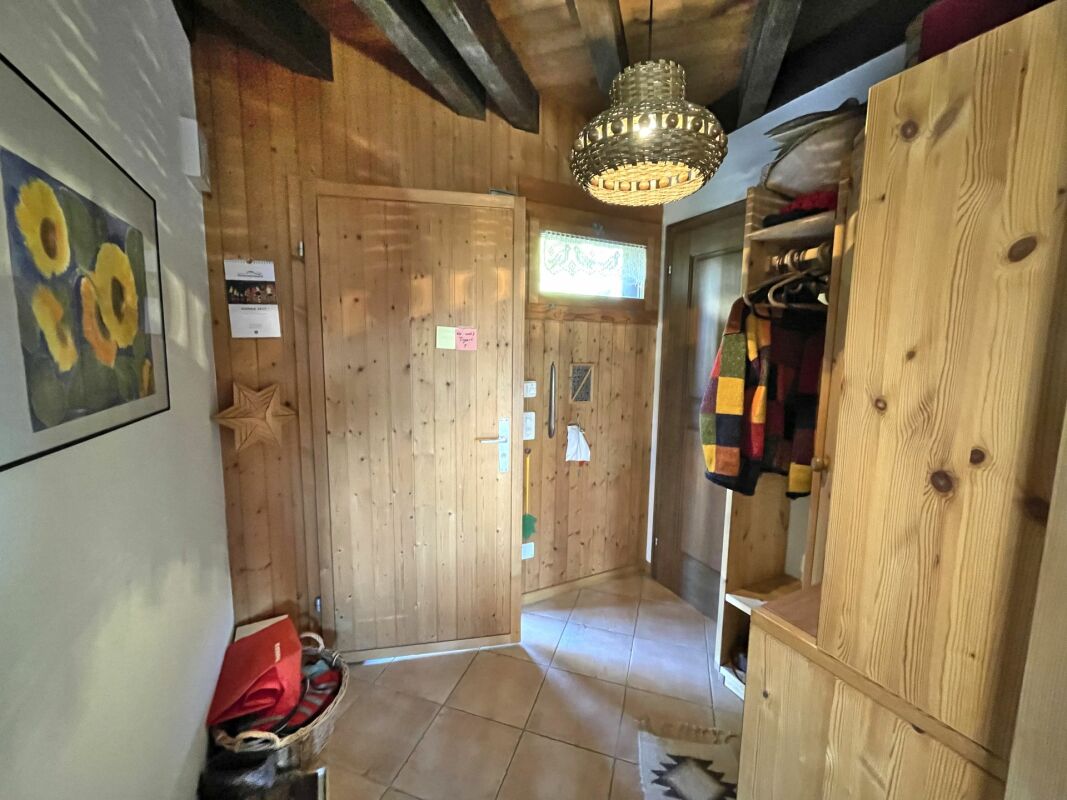Rustikaler Eingangsbereich mit viel Holz