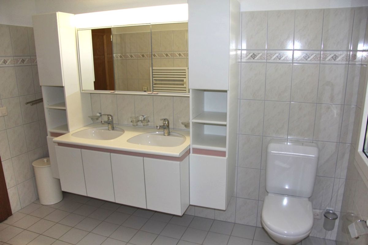 Helles Bad mit Doppelwaschtisch und WC