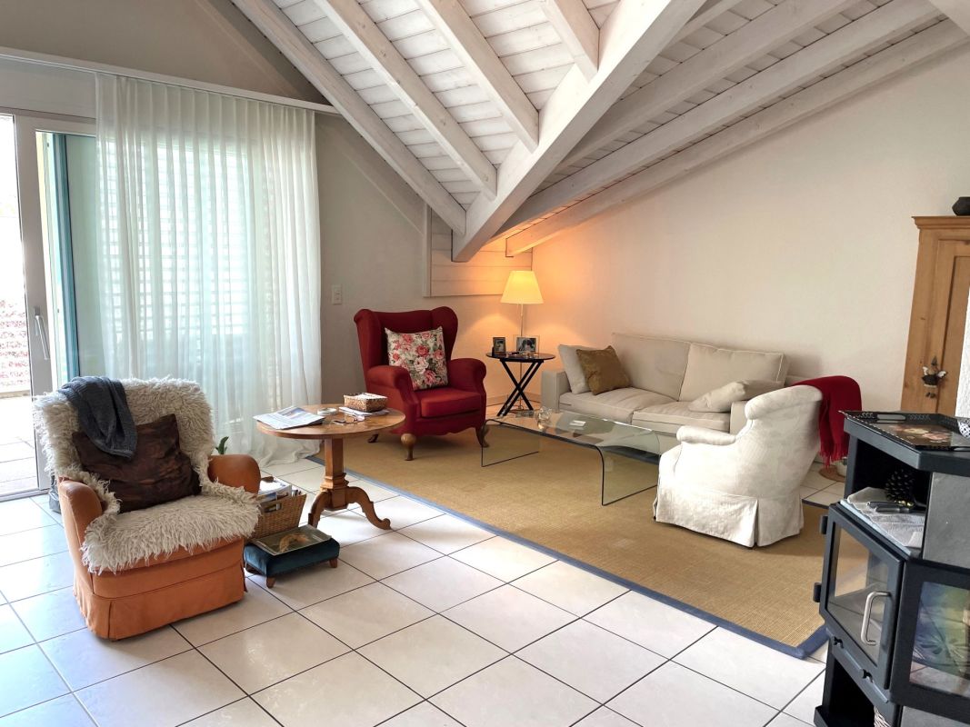 Gemütliches Wohnzimmer mit Dachschräge