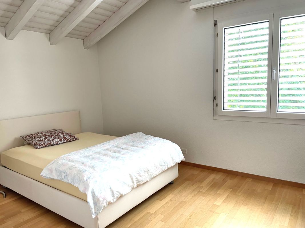 Helles Schlafzimmer mit Dachschräge