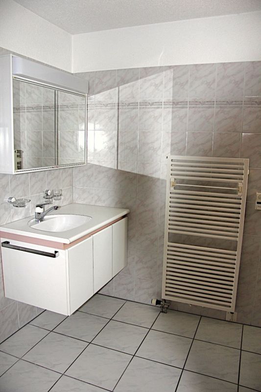 Badezimmer mit Waschtisch und Heizkörper