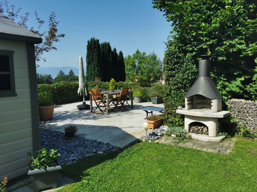 Garten mit Grillkamin und Sitzplatz