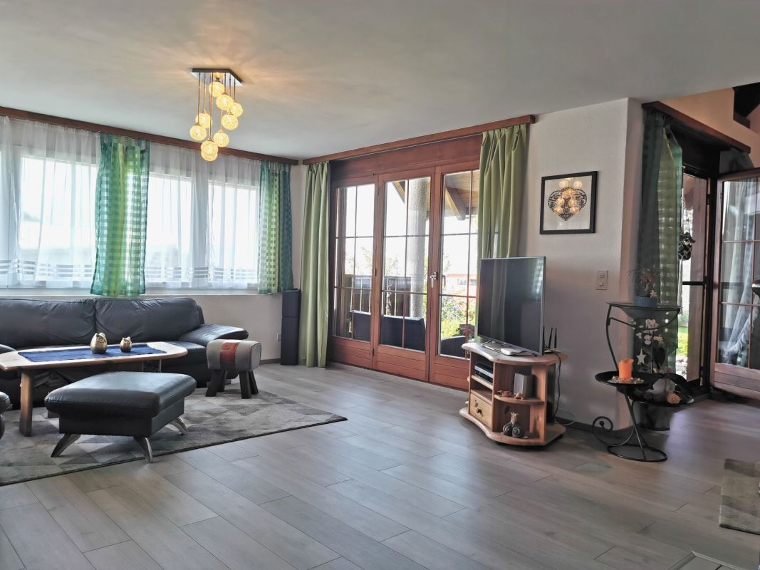 Wohnzimmer mit Zugang zum Balkon