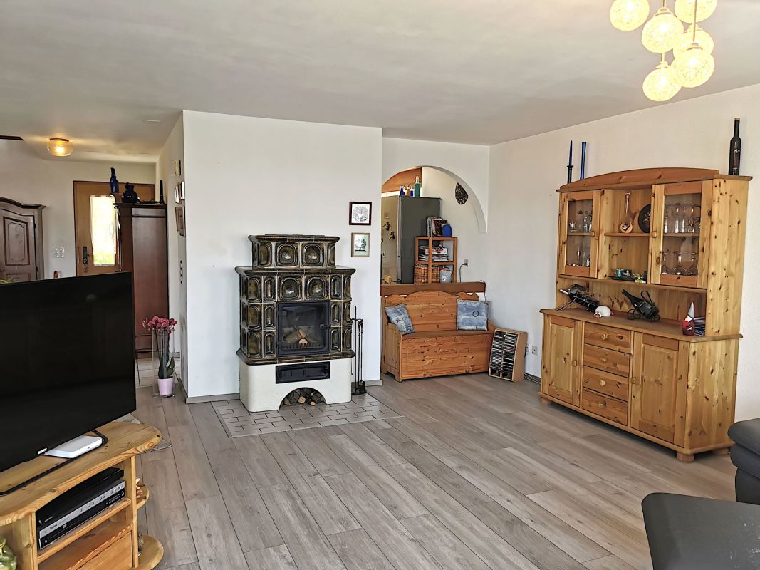 Wohnzimmer mit Holzofen und Holzvitrine