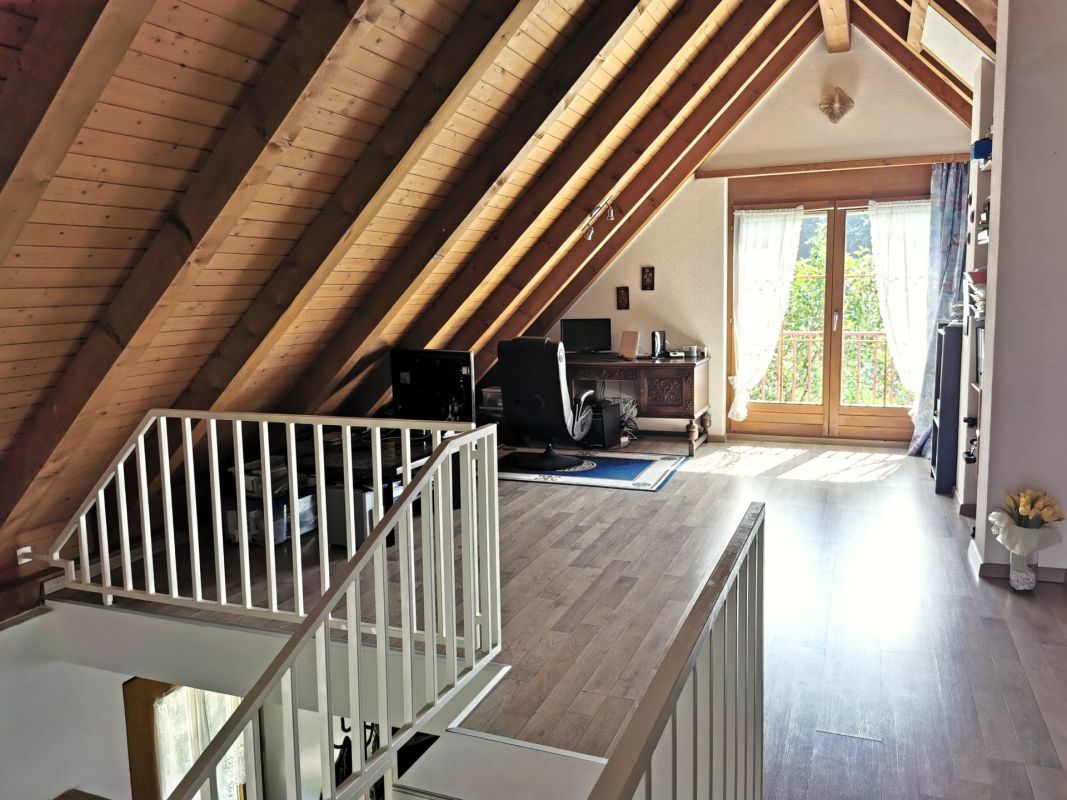 Dachgeschoss mit Arbeitsbereich und Balkonblick